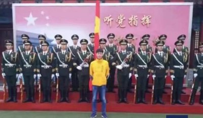 ​7年前和第一擎旗手合影，梦想当升旗手的高中生，如今圆梦了吗？