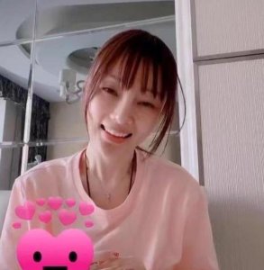 ​39岁李小璐晒近照！素颜出镜瘦成“纸片人”，皮肤白皙笑容真甜美