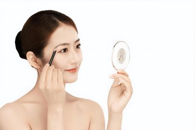 ​美国女子做了半永久纹眉，谁知惨烈翻车，变成“愤怒的小鸟”