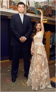 ​和姚明合影最美的女星高清图，你一定想不到！