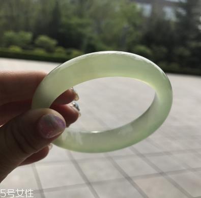 手镯对身体有好处吗？手镯有哪些好处？