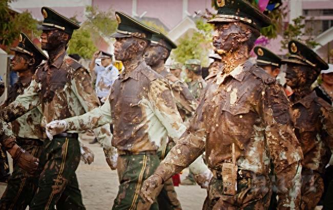 实拍云南摸你黑节，给人抹黑就是送祝福！