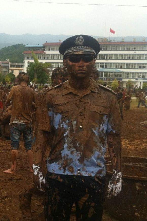 实拍云南摸你黑节，给人抹黑就是送祝福！