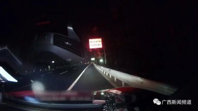 ​男子持刀徘徊高速路，高速交警耐心劝说助其回家