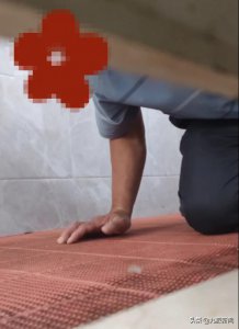 ​53岁男子跪女厕偷窥被抓获，受害人：对公厕有阴影，不敢一人去