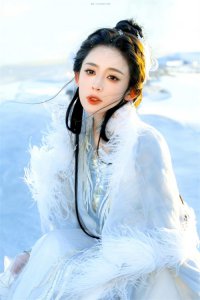 ​古力娜扎新古风照片好绝，是仙子下凡吧，冰面上撑伞增添了清冷美