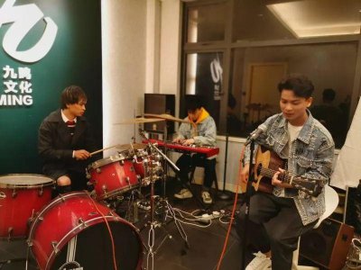 ​新晋网红歌手登番禺春晚舞台，献唱经典粤语歌曲