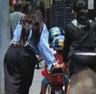 ​王力宏一家五口同框！3娃共骑一车娇妻吃力帮扶，王力宏长发瞩目
