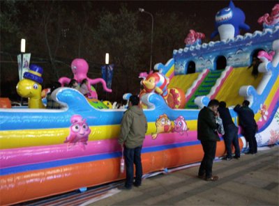 ​充气蹦蹦床玩起来真的有那么危险吗