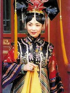 ​她是《还珠格格》的皇后，历史上乾隆皇帝为何要废她的皇后之位？
