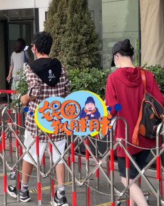 ​孙楠带女儿看话剧，22岁买宝瑶模样大变，身材纤细皮肤白皙气质佳