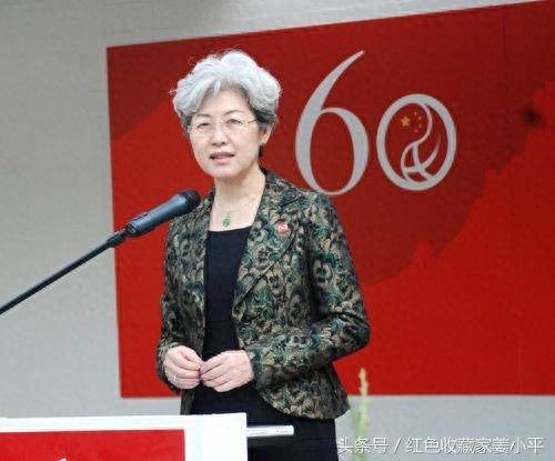 傅莹，中国最美外交官，满头银发，风姿绰约，依旧金句不断，已65岁