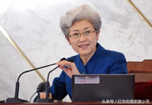傅莹，中国最美外交官，满头银发，风姿绰约，依旧金句不断，已65岁