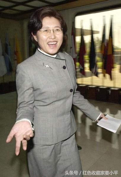 傅莹，中国最美外交官，满头银发，风姿绰约，依旧金句不断，已65岁