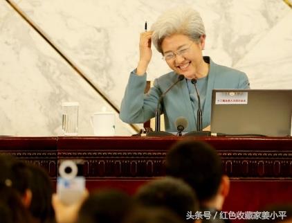 傅莹，中国最美外交官，满头银发，风姿绰约，依旧金句不断，已65岁
