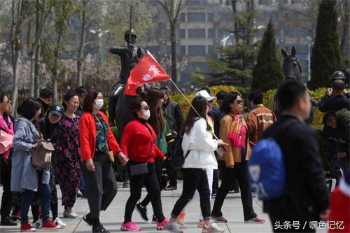 大连百年城雕 足迹浮雕上面的脚印由1000位真人踩出