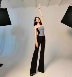 ​张梓琳4岁女儿腿长令人羡慕，1米82和1米9的基因遗传太强大
