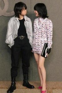 ​窦靖童周迅又同框！两人亲密合照旁若无人，曾因忘年交传言引争议