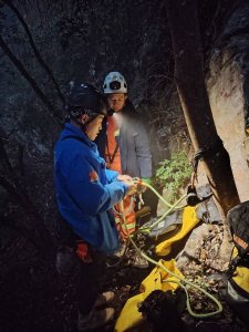 ​男子在河南嵩山坠下150米悬崖去世 救援队：曾失联2天，系退休教授