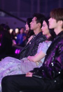 ​微博之夜明星同框！丽颖与亦菲，蔡徐坤李现，他的鼻子太震撼了吧