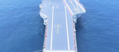 ​004“水泥航母”亮相，排水量10万余吨，比美国福特级大一圈