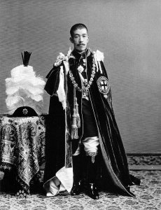 ​丑态百出的日本大正天皇，为何被称为“望远镜天皇”？