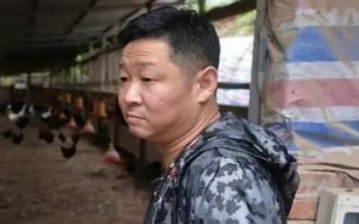 ​三德子赵亮：个头不高娶1米8模特，2008汶川地震后，坚持养鸡13年