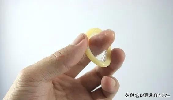 避孕套怎么用（避孕套的使用方法及注意事项）(图4)