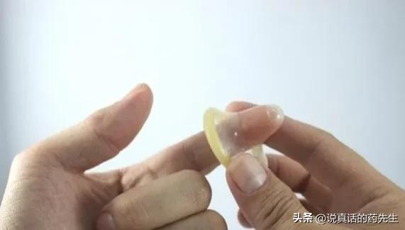 避孕套怎么用（避孕套的使用方法及注意事项）(图5)