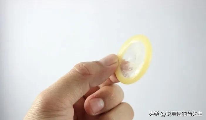 避孕套怎么用（避孕套的使用方法及注意事项）(图3)