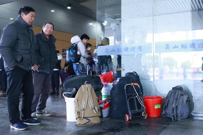 上百万人大撤离！直击昆山火车站这一幕幕，戳心…
