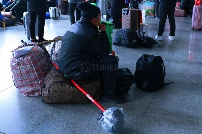 上百万人大撤离！直击昆山火车站这一幕幕，戳心…