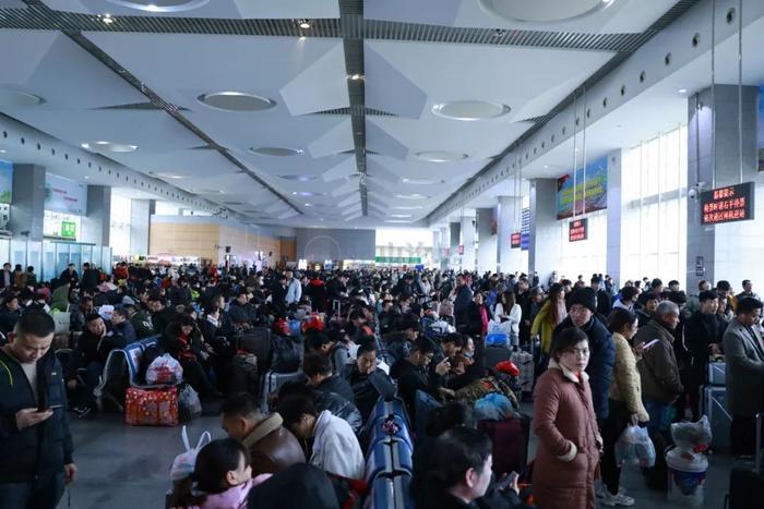 上百万人大撤离！直击昆山火车站这一幕幕，戳心…