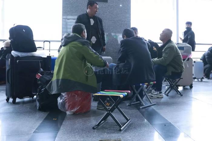 上百万人大撤离！直击昆山火车站这一幕幕，戳心…