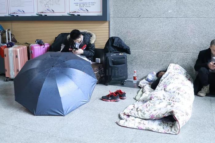 上百万人大撤离！直击昆山火车站这一幕幕，戳心…