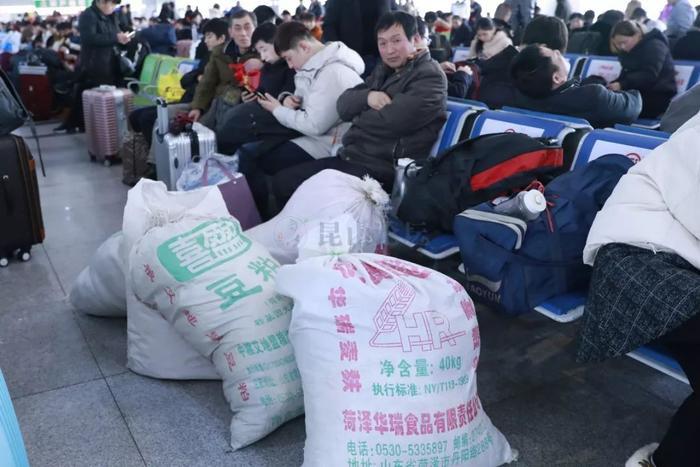 上百万人大撤离！直击昆山火车站这一幕幕，戳心…