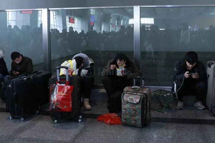 上百万人大撤离！直击昆山火车站这一幕幕，戳心…