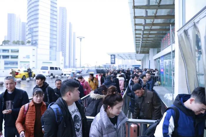 上百万人大撤离！直击昆山火车站这一幕幕，戳心…