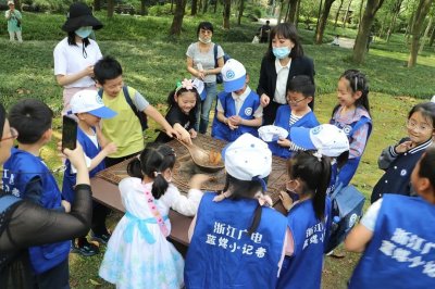 ​浙江之声主播方雨与蓝媒小记者邂逅劳模公园：共同见证劳动者最美的身影