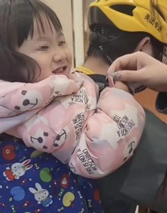 ​父母双亡，妻子嫌他穷跑了，男子深夜带三岁女孩跑外卖，看哭众人