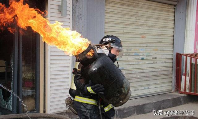 上海石化爆炸5.29（上海爆炸石化厂已燃烧几十小时）(9)