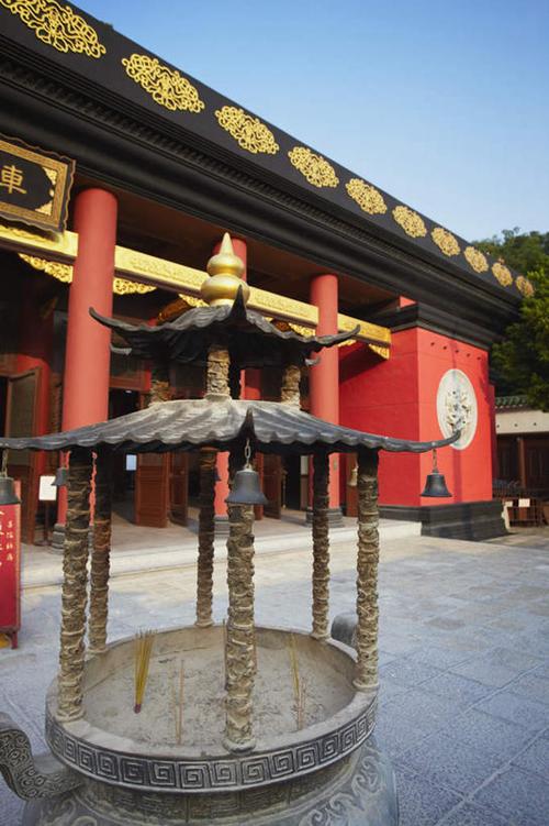3.位于雨花台区中山路8号，有三座庙宇以及众多的古迹。