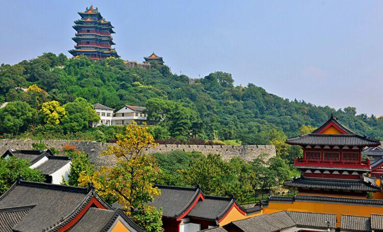 1.位于南京市玄武区中山路225号，是南京市主要景点之一，著名的江南四大名楼之首，有“金陵第一楼”之称。