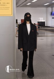 ​张天爱是穿了男装吗？全套黑色西装，上衣大的不止一点点