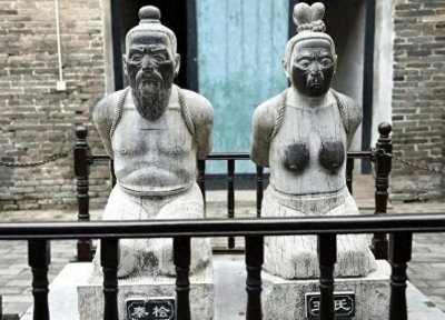 ​青山有幸埋忠骨，白铁无辜铸佞臣