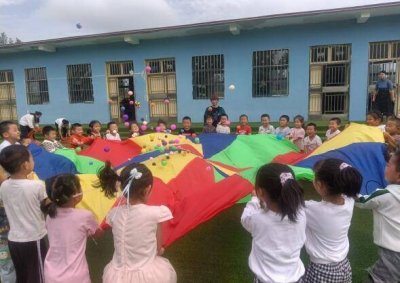 ​笑逐颜开！东昌府区付楼幼儿园开展“好玩的彩虹伞”户外活动