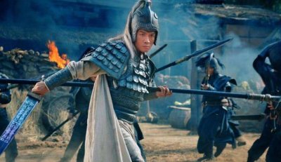 ​“常山赵子龙”使用的绝世武器：龙胆亮银枪与青釭剑