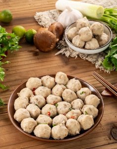 ​猪肉丸子，筋道弹牙有诀窍！教你1招，鲜嫩劲道滑嫩，太香了！